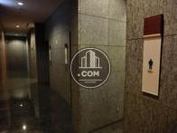 エレベーターホール奥に男女別トイレを完備