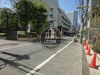 正面入口から見た周辺です