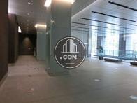 エレベーターホール前からのエントランス