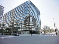 周辺に建物が少なく存在感抜群の建物