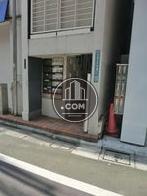 玄関前に郵便ポストがあります