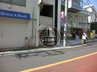 道路に直接面した玄関です