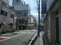 正面玄関右方向です