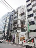 白を基調にしたビル