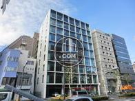 通りを挟んで反対側から見た外観です