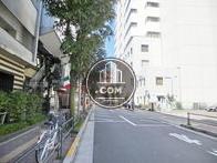 ３つの通りに面しています