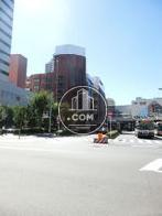 交通量の多い駅前通り
