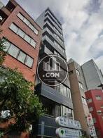 通りに面した壁面はガラス張りで採光も良いです