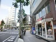 この先の高架下を抜けると明治通りに出ます