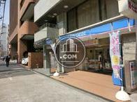 正面玄関脇にコンビニエンスストアがあります