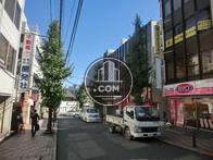 前面道路は一方通行の道路です