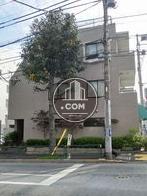 明るい外装の壁面