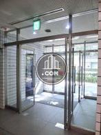 ガラスで構成された入口