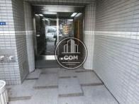 正面玄関は奥まった位置にあります