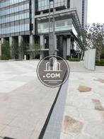 植木が点在する敷地内