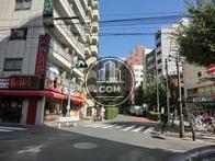 交差点の一角に立地しています