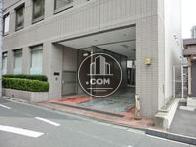 側面にある駐車場の入口です