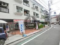 近隣には老舗店舗が多数あります