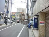 右斜め前にコインパーキングがあります