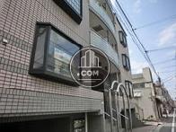 道路に面して出窓が設けられています