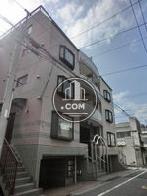 手前の階段が入口です