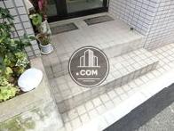 少し段差のある床面
