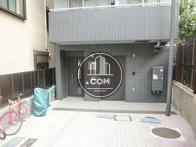 左側の扉が入口になります