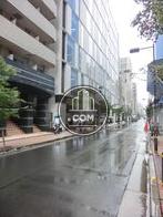 周辺もビルが建ち並びます