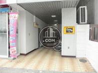 建物右側が玄関口になっております