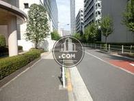 前面には約２ｍほどの歩道があります