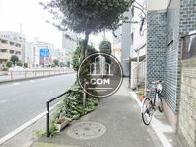 街路樹のある歩道