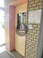 小窓のある扉