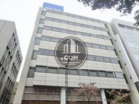 明るい外装の建物