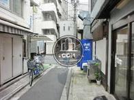 入口前の路地は静かです