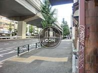 前面には首都高が走っています