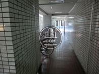 細長いエントランスホールです