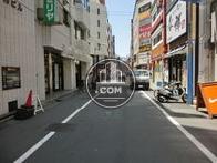 前面通りは店舗が並びます