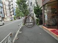 この道を真っ直ぐ進むと代々木駅です