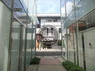 向かいの施設からみた建物