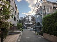周辺はマンションが多く立ち並んでおります