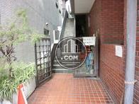 2階店舗への外階段