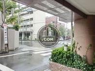住居用玄関から見た交差点側の視点