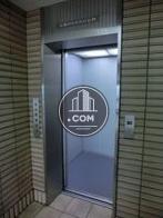 明るいエレベーター内です