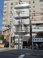 ほぼ正面から見た建物