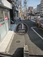 建物前の歩道