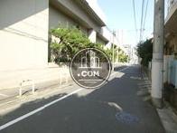 背面通り奥からの様子