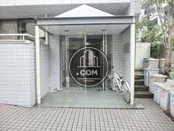 建物右側にあります