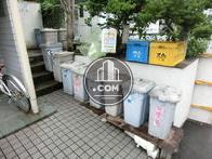 正面玄関のすぐ脇にゴミ捨て場があります