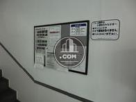 階段手前に総合案内板があります