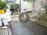 前面道路左側です